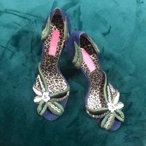Betsy Johnson unique open toe jean pumps